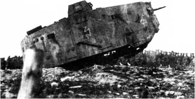 Танк A7V c корпусом Крупп демонстрирует на учениях способность преодоления - фото 41