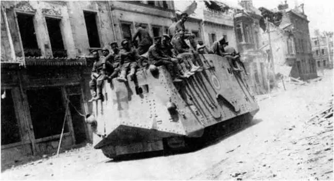 A7V 1го штурмового отделения движется по улице селения Экипаж как обычно - фото 79