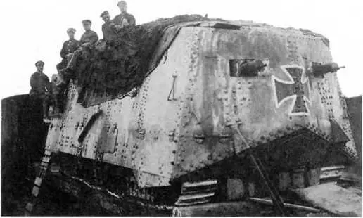 Танк A7V погружен на железнодорожную платформу вид с кормы Рубка управления - фото 89