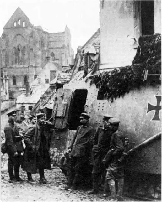 Экипаж танка A7V на отдыхе в разрушенном селении в районе ВиллерБретонне - фото 99
