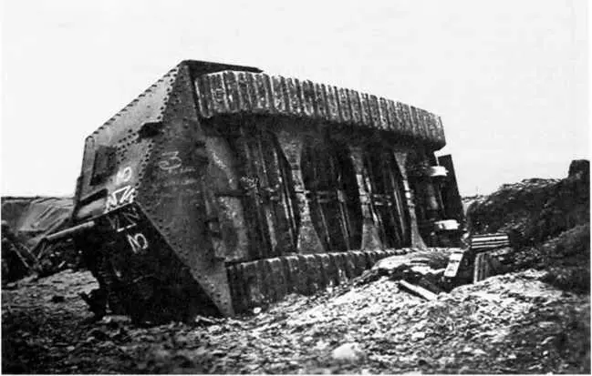 Танк A7V 542 Эльфриде опрокинувшийся при переходе через воронку у - фото 101