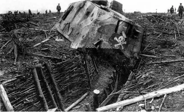 Танк A7V провалившийся в широкий окоп Танк несет камуфляжную окраску из - фото 102