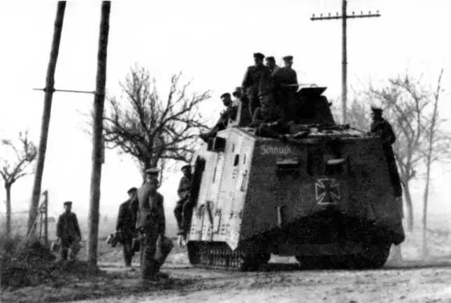 Танк A7V 504 Шнук 2го штурмового отделения на марше начало мая 1918 г - фото 107