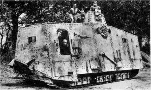 Французские солдаты позируют в трофейном танке A7V 542 Эльфриде вид с - фото 111