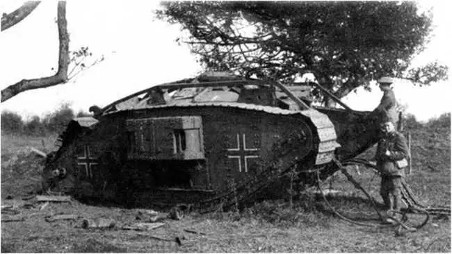 Дважды трофейный Поврежденный в бою танк Mk IV самка из состава германского - фото 115