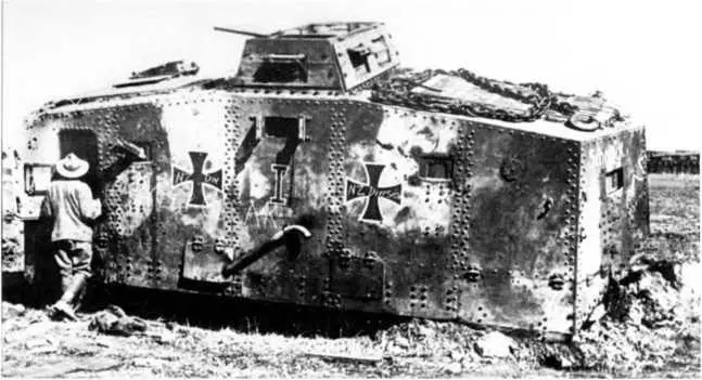 Новозеландцы осматривают подбитый и брошенный германцами танк A7V 504 Шнук - фото 122
