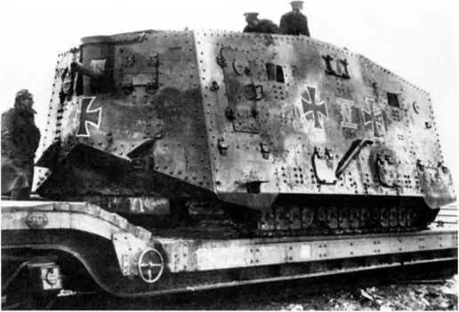 Британцы перевозят трофейный A7V 528 Хаген С другой стороны - фото 123
