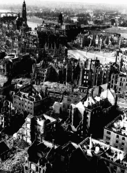 Разрушенный Дрезден Фотография 1946 г Существует ли еще Германия как - фото 32