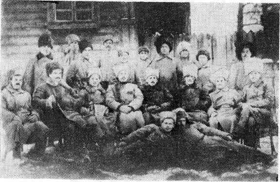 Нытвенский завод январь 1919го Командиры 30й СД Слева направо Киселев - фото 11