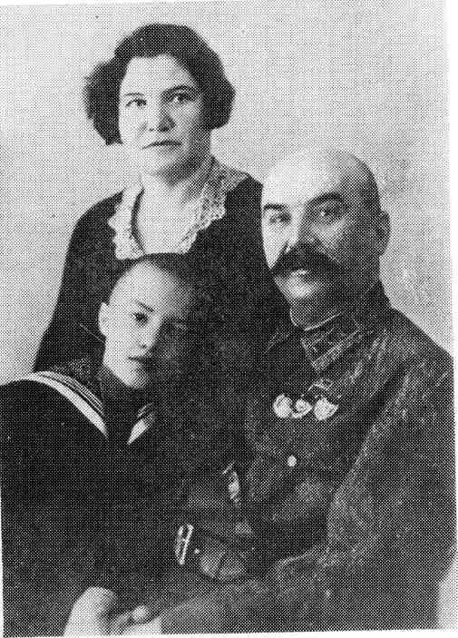М В Калмыков с женой Зинаидой Константиновной сыном Владимиром Январь 1937 - фото 21