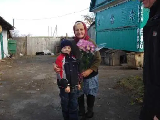 Нилла Кирилловна с моим внуком Денисом На могиле у Володи крайний слева - фото 116