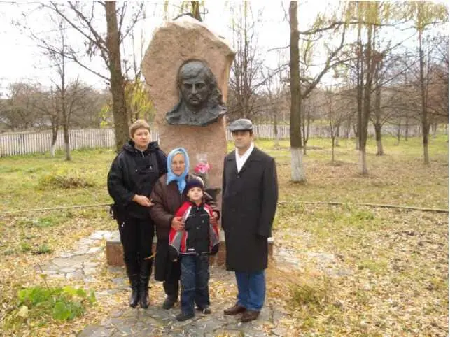 Памятник Володе у школы слева моя жена Александра Будни 26 апреля в Акче - фото 118