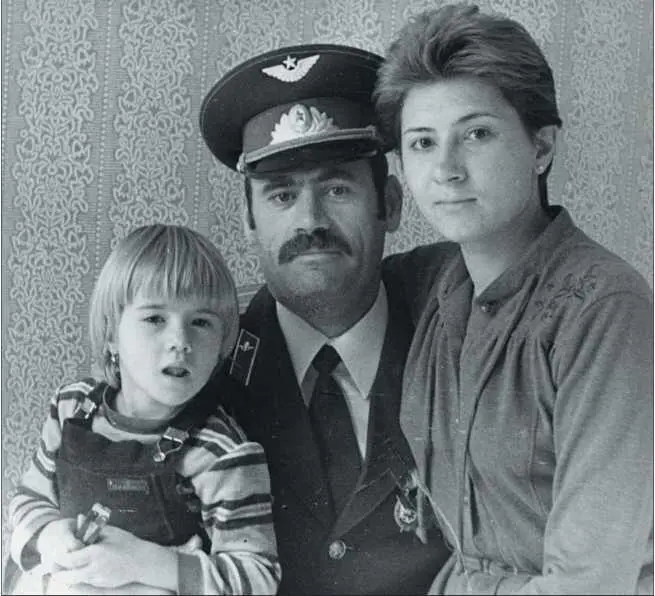 Тбилиси 1984 год с женой Александрой и дочерью Ольгой Прослужил я в - фото 283