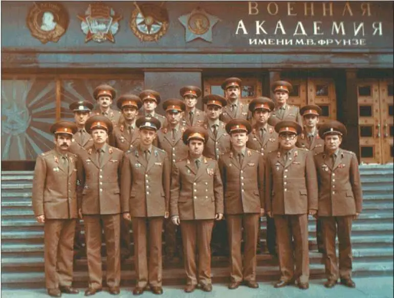 Фото по окончании Академии с начальником курса Затем все офицеры выполняли - фото 295