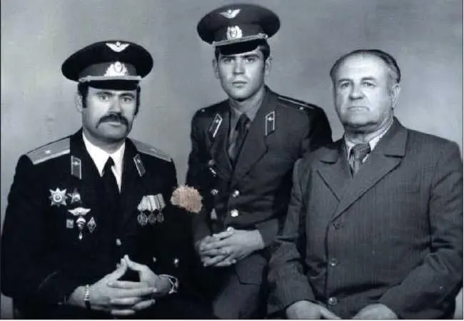 С отцом и братом перед Афганом г Чирчик сентябрь 1981 года Глава 5 АФГАН - фото 90