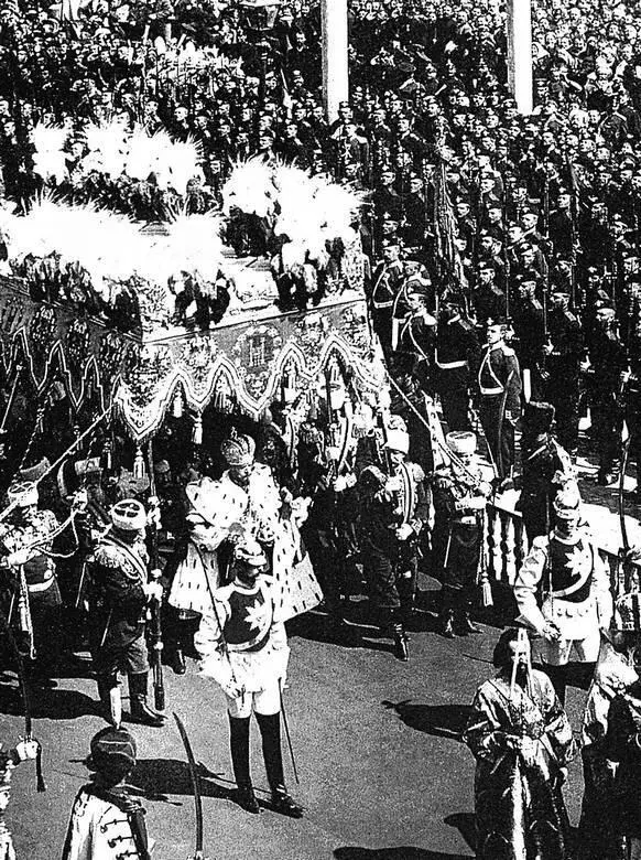 Маннергейм на первом плане при коронации Николая Второго 14 мая 1896 г - фото 2
