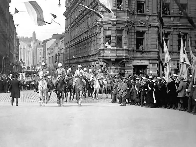 Белая армия на параде победы в Хельсинки 16 мая 1918 года Генерал Маннергейм и - фото 12