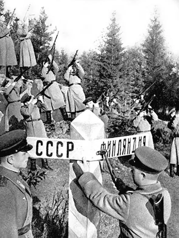 Советские военнослужащие восстанавливают пограничный знак на границе с - фото 33