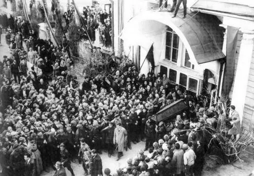 Похороны Маяковского 17 апреля 1930 г Об остальном сам Равич рассказал в - фото 4