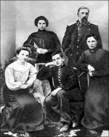 Маяковский с родителями и сестрами Людмилой и Татьяной Кутаиси 1905 г В - фото 8