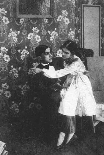 Маяковский и Лиля Брик в фильме Закованная фильмой 1918 г При его - фото 13