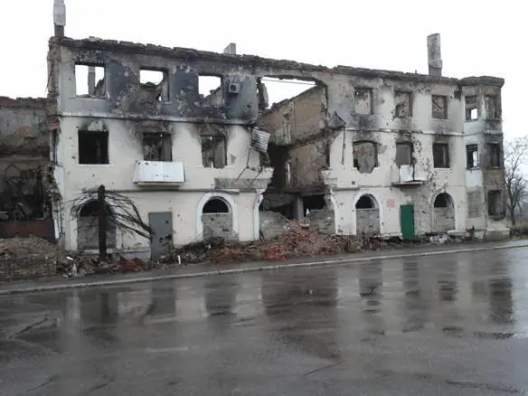 Вот она война вот они её следы всем своим видом грозно вещающие смерть - фото 13