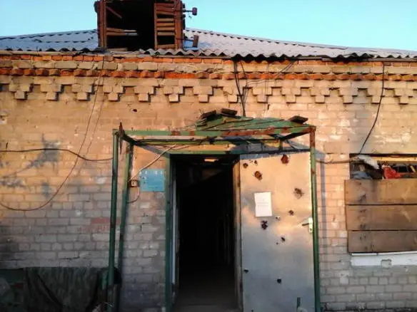 щербины на воротах на дверях на крыше на чудом устоявшем рекламном - фото 15