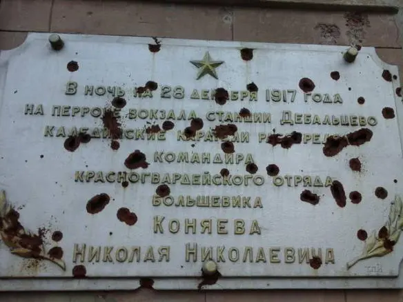 Днём в Дебальцево необыкновенно тихо на улицах почти нет машин и очень мало - фото 25