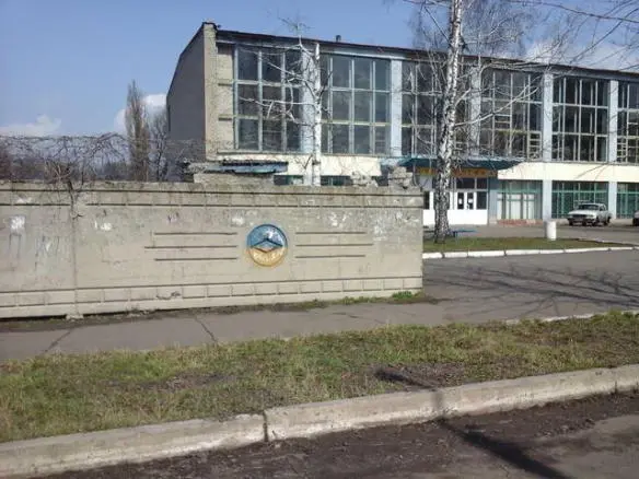 Желтоголубой флаг нарисован на бетонной плите забора Но если само по себе - фото 37