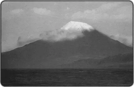 Вулкан Пево на острове Марикан или Симушир Современная фотография - фото 239