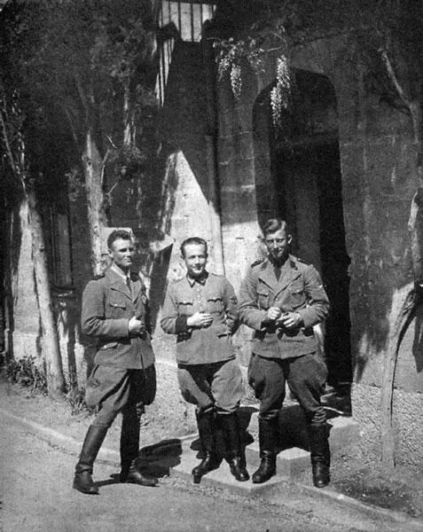 1943 год Учащиеся абверовской школы на прогулке в Берлине Новоиспеченные - фото 34
