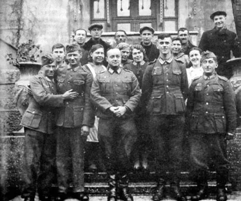 Новоиспеченные пропагандистские кадры Особого лагеря в Рубелене на экскурсии - фото 35