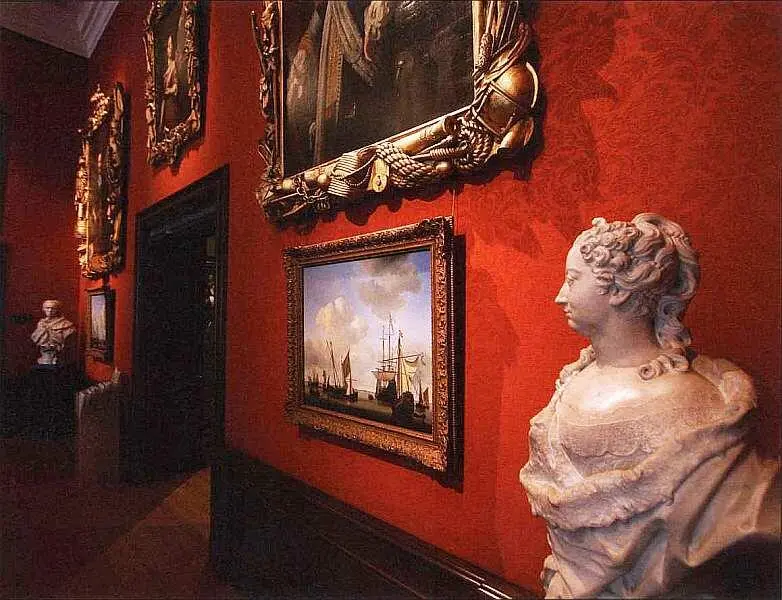 В зале музея В 1815 после падения императора коллекция вернулась на родину - фото 5