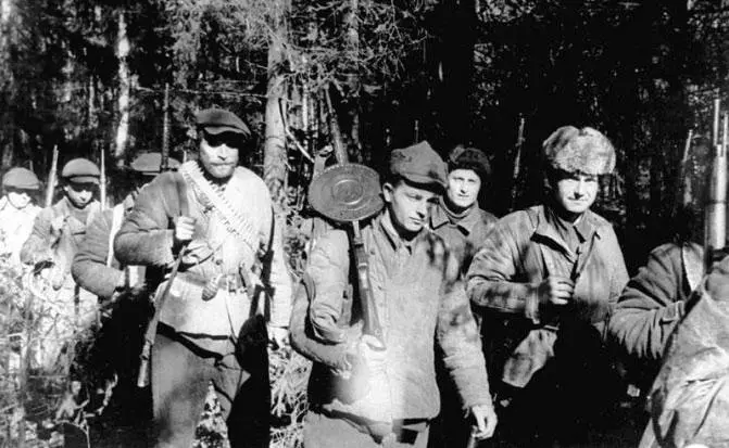 Весной 1942 года Шмырёв по приказу ЦК Белоруссии объединился с тремя - фото 25