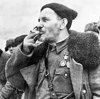 Осенью 1941 года возглавил Путивльский партизанский отряд а затем соединение - фото 28