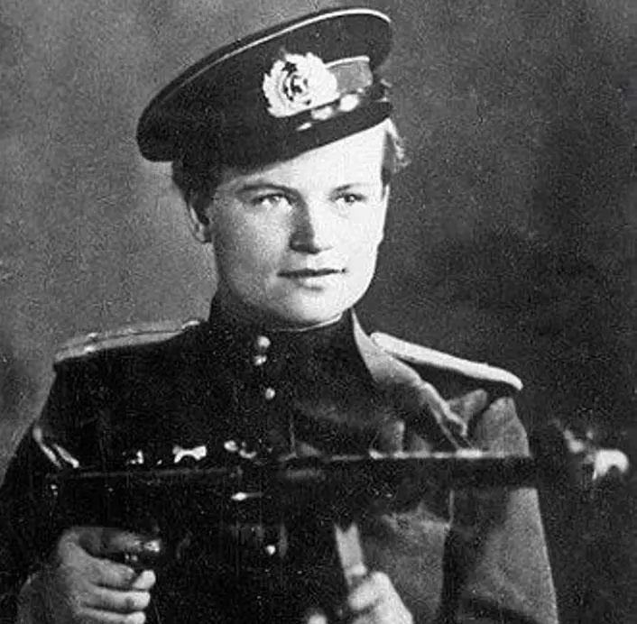 Для Евдокии Завалий война началась в 15 лет Чтобы попасть на фронт ей - фото 40