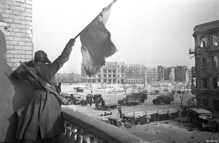 Во время Сталинградской битвы летом 1942 года лейтенант Ибаррури командовал - фото 9