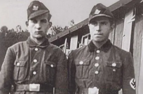 Гюнтер Грасс справа солдат СС 1944 г Карточка военнопленного Гюнтера - фото 5