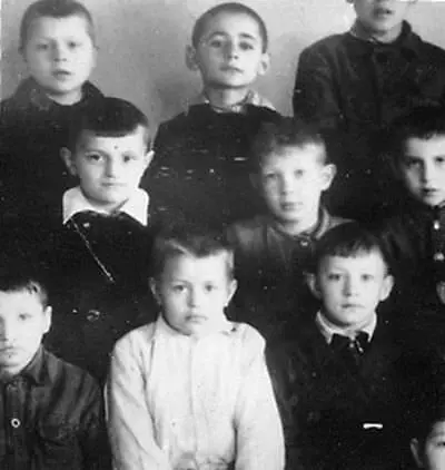 2й класс Лев в центре в верхнем ряду Както мы обратили внимание на - фото 27