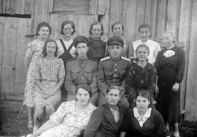 А А Тольская 2я слева вверху Ю Н Непенин сидит 2й слева в середине - фото 135