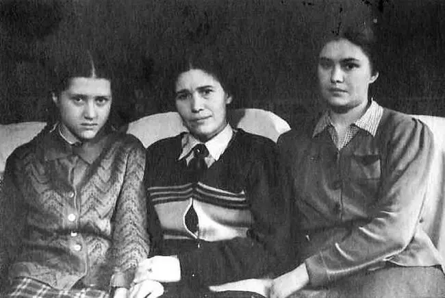 А Н Барановская с Таней и Галей 8 июля муж тети Тоси Юрий Владимирович - фото 138