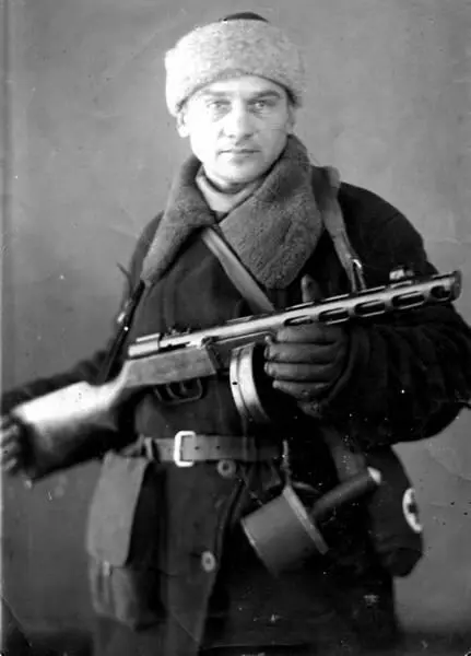 1941 г Отстал боец странно присел на корточки и свалился на бок а другой - фото 140