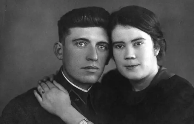 Молодожены 1940 г В августе 1940 года они поженились Свадьба была скромная - фото 153