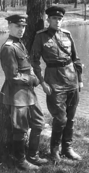 С И Ручинский с сослуживцем В марте 1942 года Александре Константиновне - фото 155