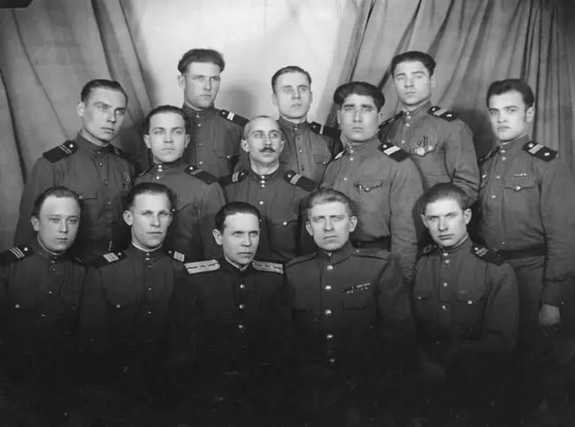 Гвардии майор Ручинский С И четвертый слева в нижнем ряду Его любовь и - фото 157