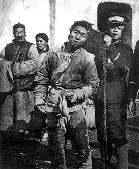 Рис 95 На сделанной в Нанкине фотографии представлен молодой человек с косой - фото 94