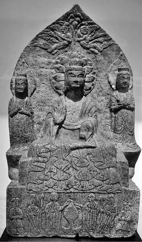 Рис 117 Старинное китайское изображение Будды с ангелами над головой Triad - фото 121