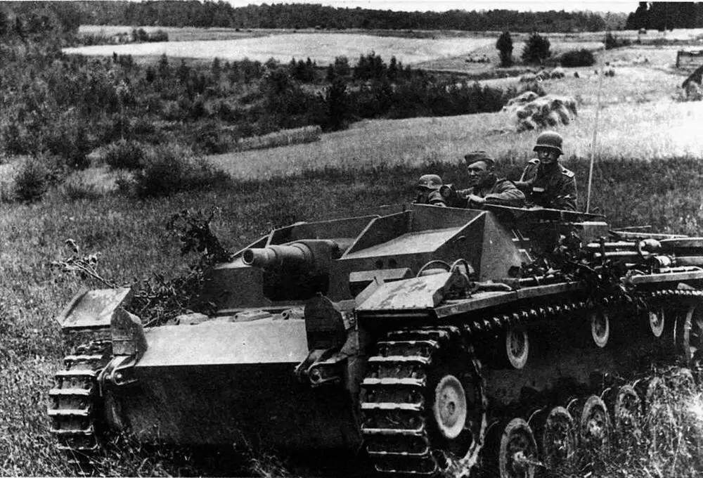 Штурмовое орудие Ausf CD в бою Восточный фронт урайон Смоленска лето 1941 - фото 12