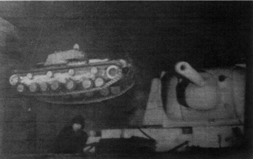Кадр кинохроники танк КВ220 слева с башней от КВ1 в цеху Кировского - фото 55