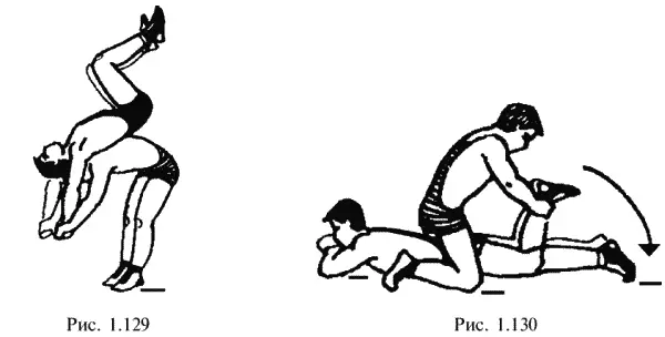 Рис 11291130 Один из борцов лежит на спине Второй садится лицом к его - фото 179